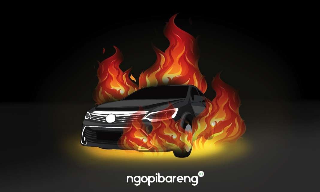 Ilustrasi AKP Novandi Arya, anak pertama Gubernur Kaltara, tewas terbakar dalam mobil sedan bersama Sis Zahra. Korban pingsan dan patah kaki sehingga tak bisa menyelamatkan diri. (Grafis: Fa Vidhi/Ngopibareng.id)