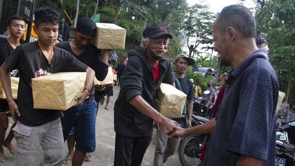 Warga Wadas mendapat bingkisan dari Gubernur Ganjar sebelum dipulangkan ke desanya. (Foto: Dok Jateng)