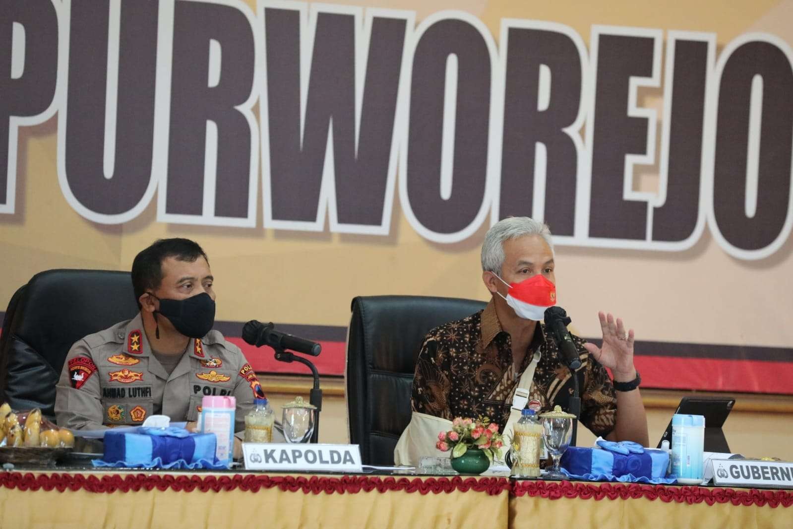 Gubernur Jawa Tengah Ganjar Pranowo didampingi Kapolda Jawa Tengah, Irjen Ahmad Luthfi saat jumpa pers terkait konflik warga Desa Wadas vs aparat kepolisian. (Foto: Pemprov Jateng)