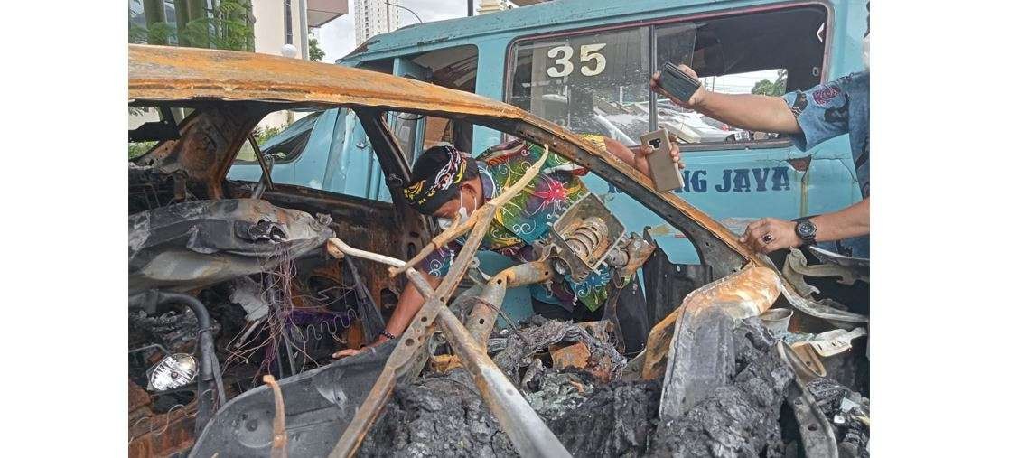 Gubernur Kaltara, Zainal Arifin Paliwang, meraba job bekas tempat duduk anaknya, AKP Novandi Arya, yang tewas bersama Sis Zahra akibat kecelakaan mobil dan terbakar. (Foto: Istimewa)