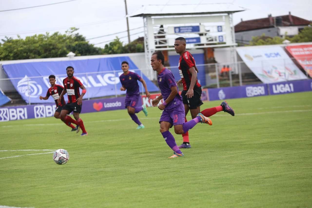 Pemain Persik Kediri mengejar bola saat bermain melawan Persipura, Kamis 10 Februari 2022. (Foto: Istimewa)