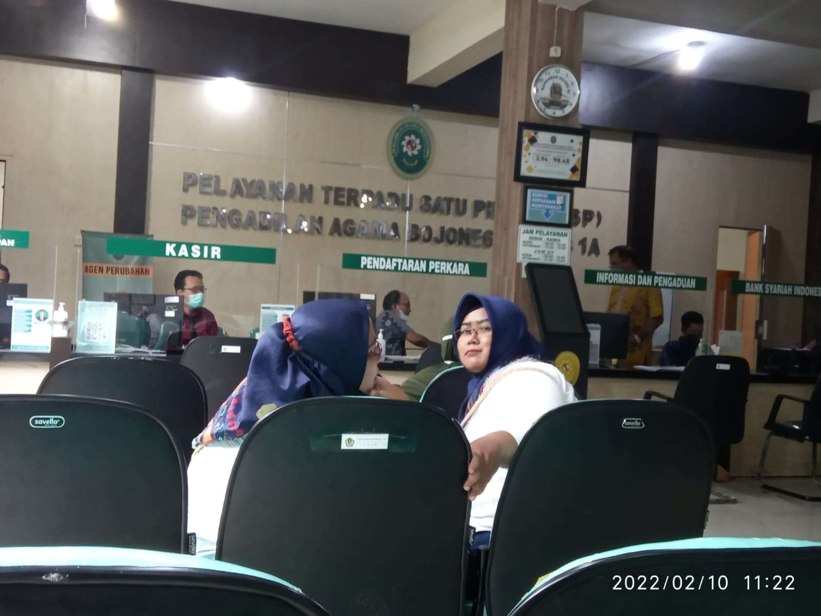 Suasana di ruang tunggu Kantor Pengadilan Agama Bojonegoro, Kamis, 10 Februari 2022. (Foto: Sujatmiko/Ngopibareng.id)