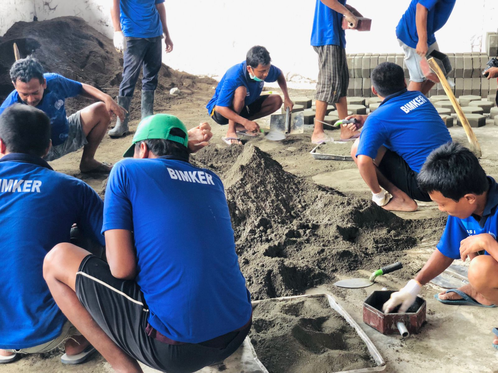 Napi narkotika di Pamekasan diajari bikin paving blok. (Foto: Kemenkumham Jatim)