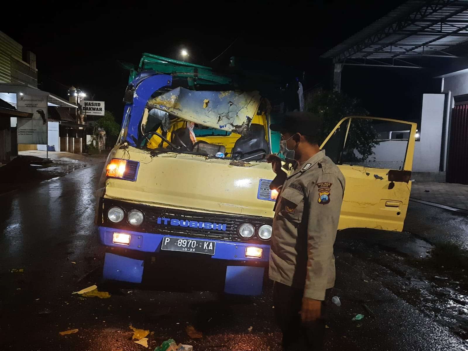 Kondisi truk yang dikemudikan Ilham Mujion ringsek di bagian depan usai menabrak truk tronton hino (Foto: Istimewa)