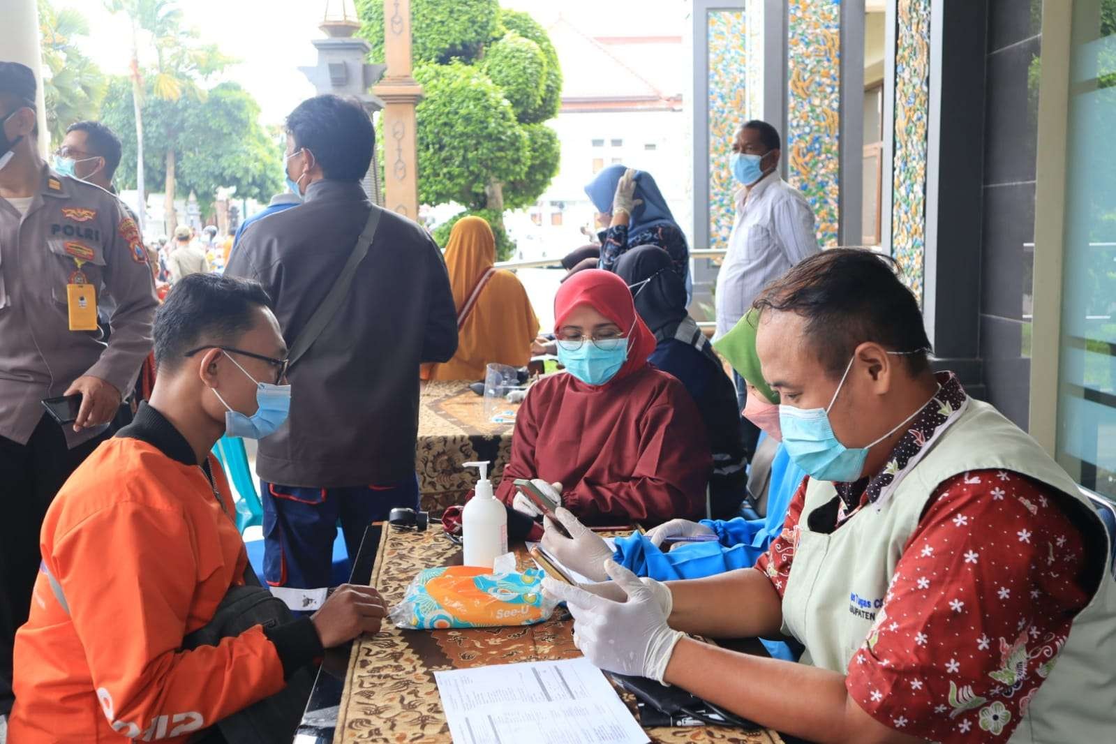 Petugas gabungan memeriksa pengguna jalan yang terjaring operasi yustisi di Tuban, 10 Februari 2022. (Foto: Choirul Huda/Ngopibareng.id)