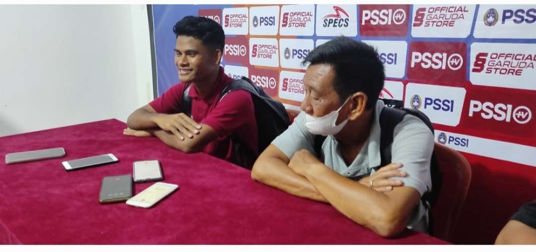 Gelandang serang Persedikab Delan Selang (kiri) didampingi coach Tony Ho dalam konferensi pers jelang laga melawan Persihasel. (Foto: Fendhy Plesmana/Ngopibareng.id)