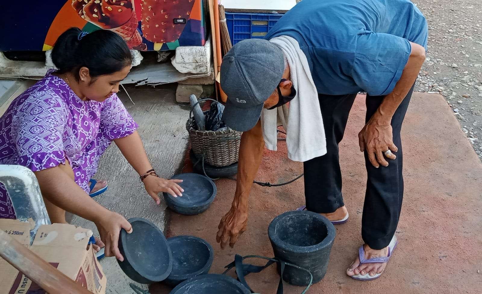 Cobeknya laku, pertanda beban di pundak Soekarman berkurang. (Foto: Asmanu Sudharso/Ngopibareng.id)