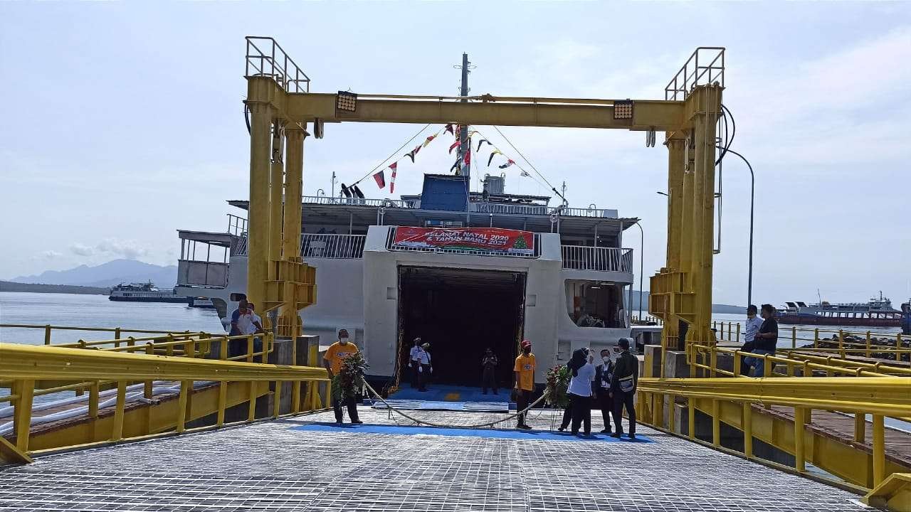 Salah satu kapal penyeberangan yang melayani rute lintasan Ketapang-Lembar di Pelabuhan Ketapang, Banyuwangi. (Foto: Muh Hujaini/Ngopibareng.id)