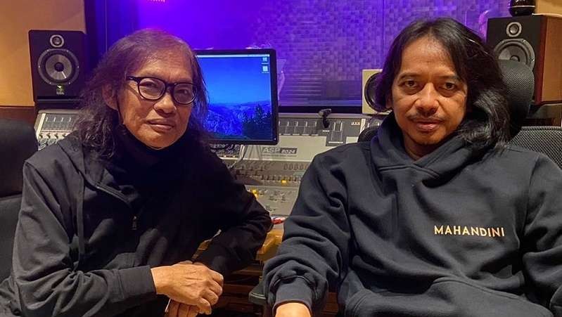 Foto kenangan Dewa Budjana, gitaris band GIGI dengan mendiang Youngky Soewarno. (Foto: Instagram)