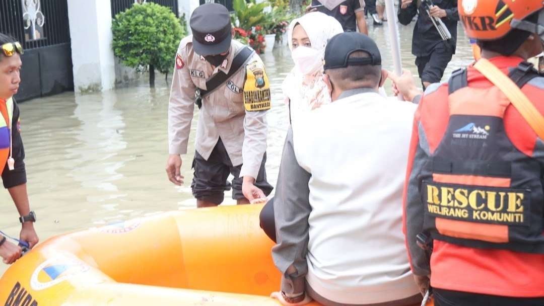 Bupati Mojokerto saat meninjau banjir di Kecamatan Dawarblandong.(dok Kominfo)