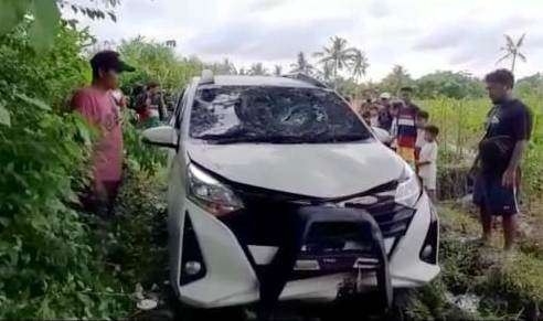 Warga sekitar berdatangan ke lokasi penemuan mobil untuk melihat secara langsung (Foto: Istimewa)