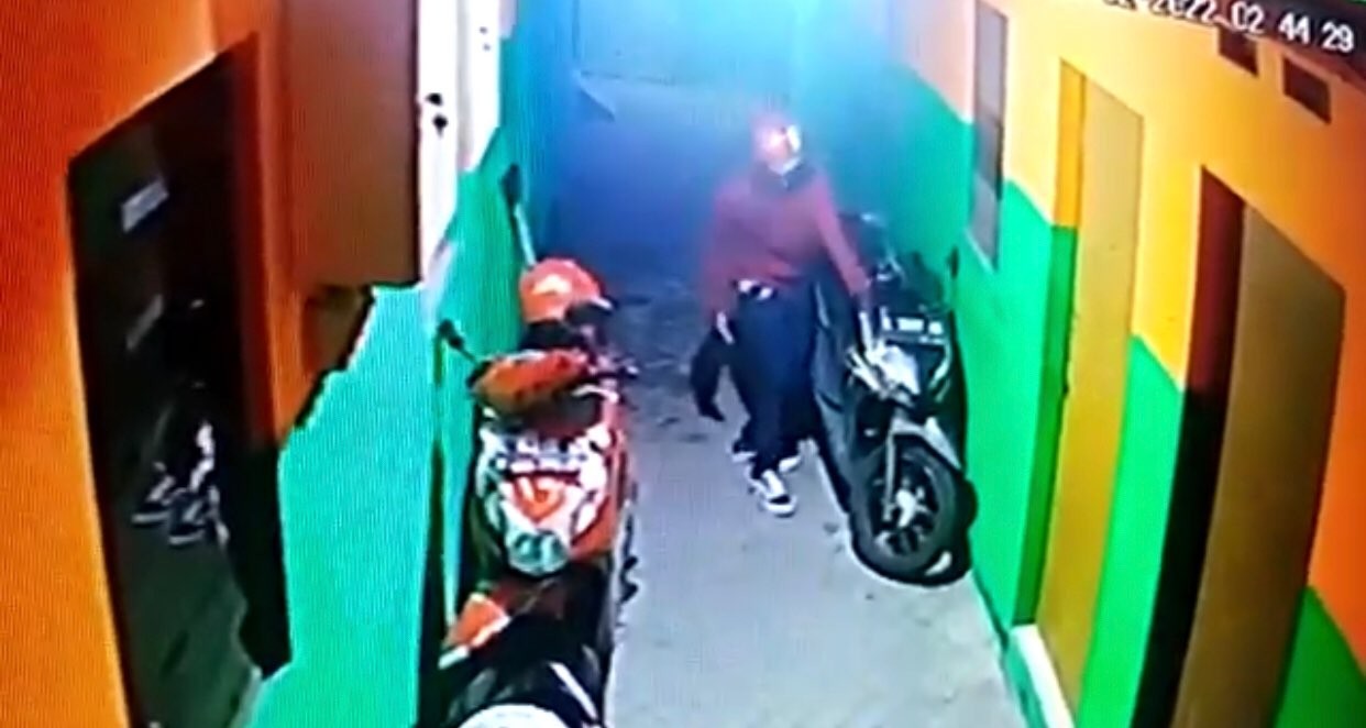 Pelaku saat mencuri sepeda motor milik jurnalis di Jalan Pagesangan (Foto: rekaman CCTV)