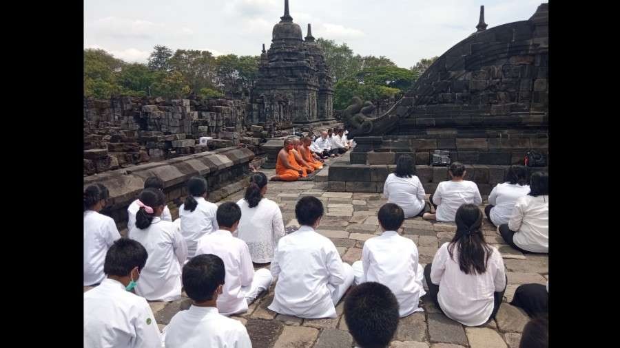 Puja Bakti di Candi Sewu. (Foto: Kemenag)