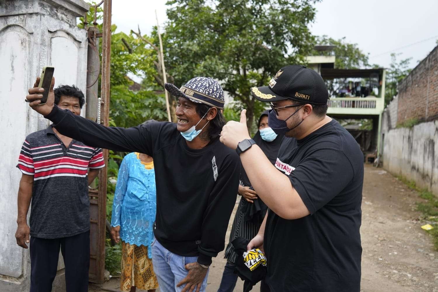 Abdul Tholib dikenal dengan jargonnya "sing tenang Maszzeee" berjumpa Bupati Kediri karena videonya viral. (Foto: Istimewa)