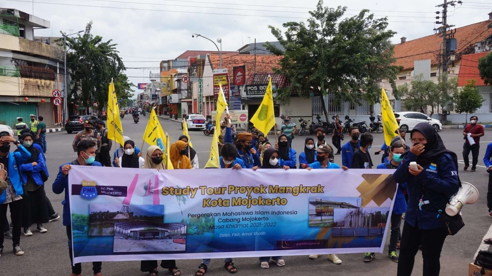 Study tour PMII ke proyek mangkrak pembangunan tugu Alun-alun Kota Mojokerto, Jawa Timur. (Foto: Deni Lukmantara/Ngopibareng.id)