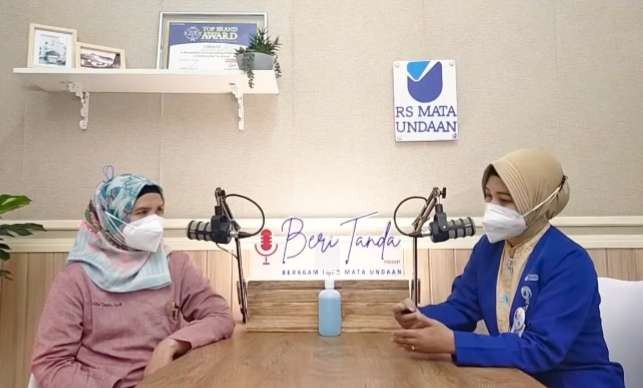 Dokter RS Mata Undaan Surabaya, dr Rita Tjandra, SpM dalam podcast Beri Tanda RS Mata Undaan. (Foto: Tangkapan Layar)