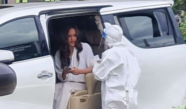 Cinta Laura dituduh menyerobot antrean layanan drive thru PCR. (Foto: Istimewa)