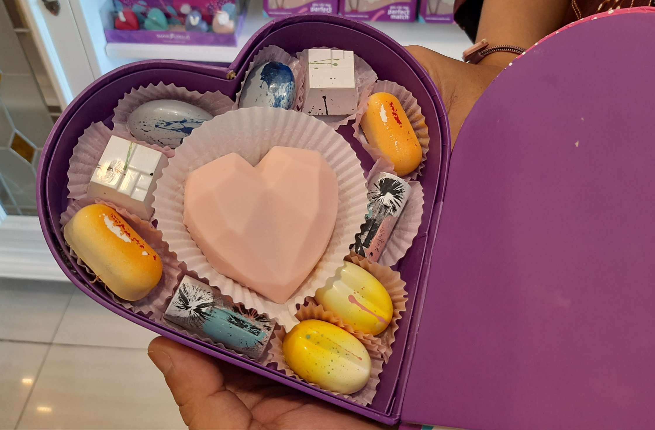 Cokelat dengan bentuk hati geometris bisa jadi alternatif merayakan Hari Valentine dengan yang terkasih. (Foto: Pita Sari/Ngopibareng.id)