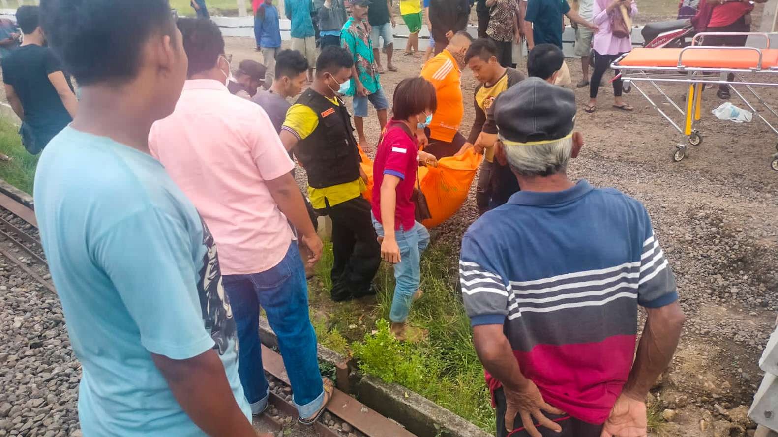 Proses evakuasi korban kecelakaan kereta api. (Foto: Istimewa)