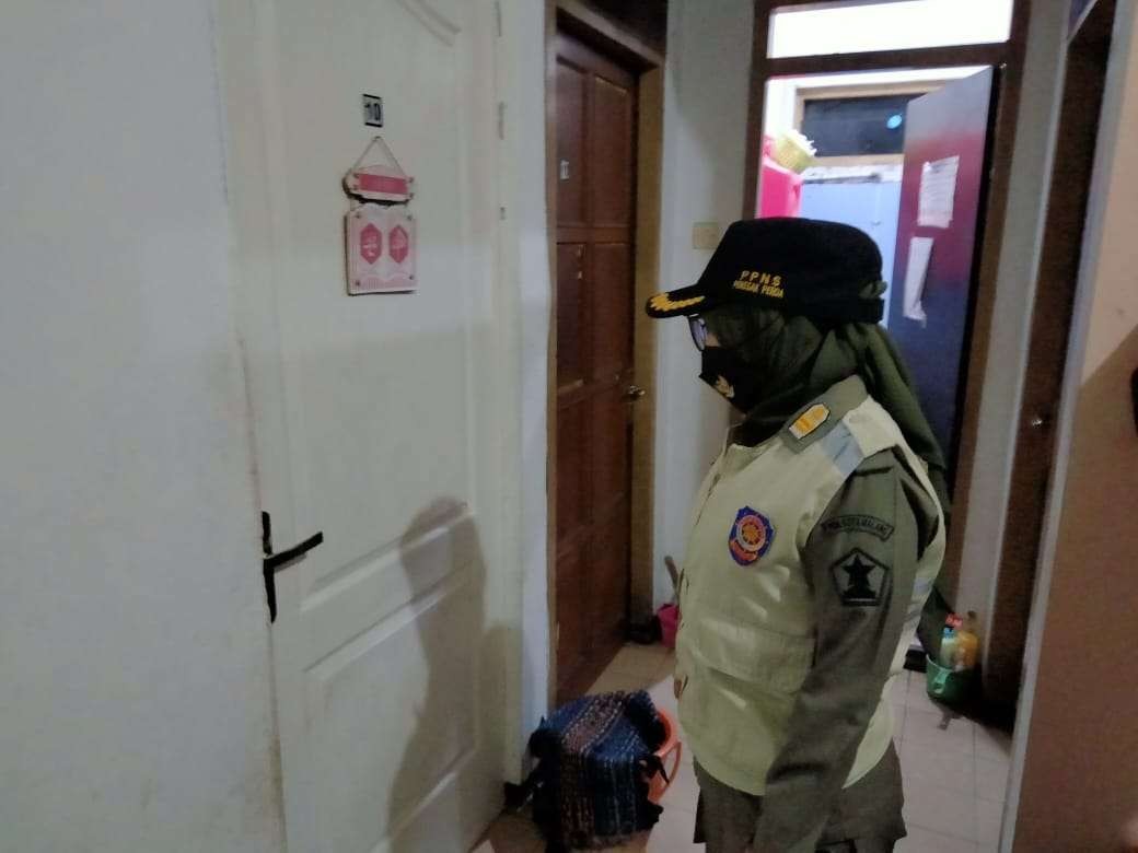 Proses penggrebekan oleh Satpol-PP Kota Malang di salah satu kos-kosan. (Foto: Istimewa)