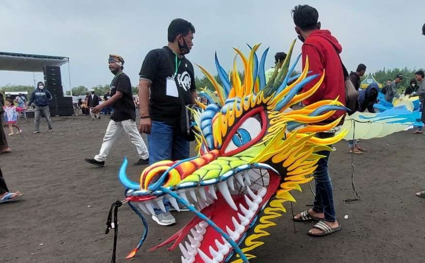 Layang-layang naga saat mengudara di atas Pantai Permata, Kota Probolinggo. (Foto: Ikhsan Mahmudi/Ngopibareng.id)