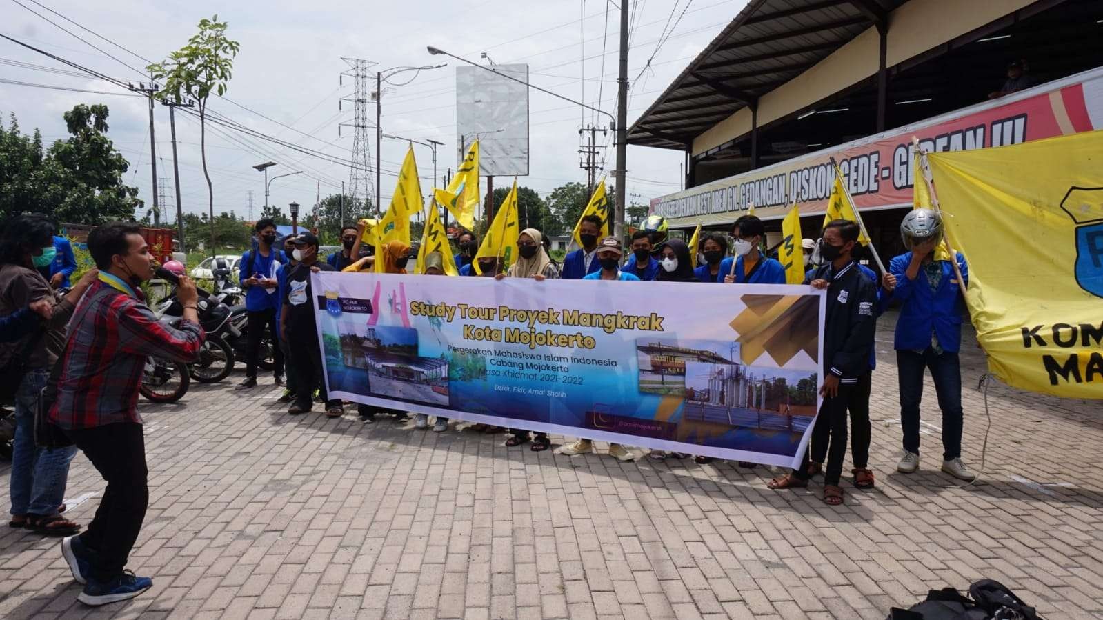 Puluhan mahasiswa yang tergabung dalam PMII dihadang saat akan meninjau kondisi ruko-ruko yang ada di lantai 2 kawasan Rest Area Gunung Gedangan. (Foto: Deni Lukmantara/Ngopibareng.id)