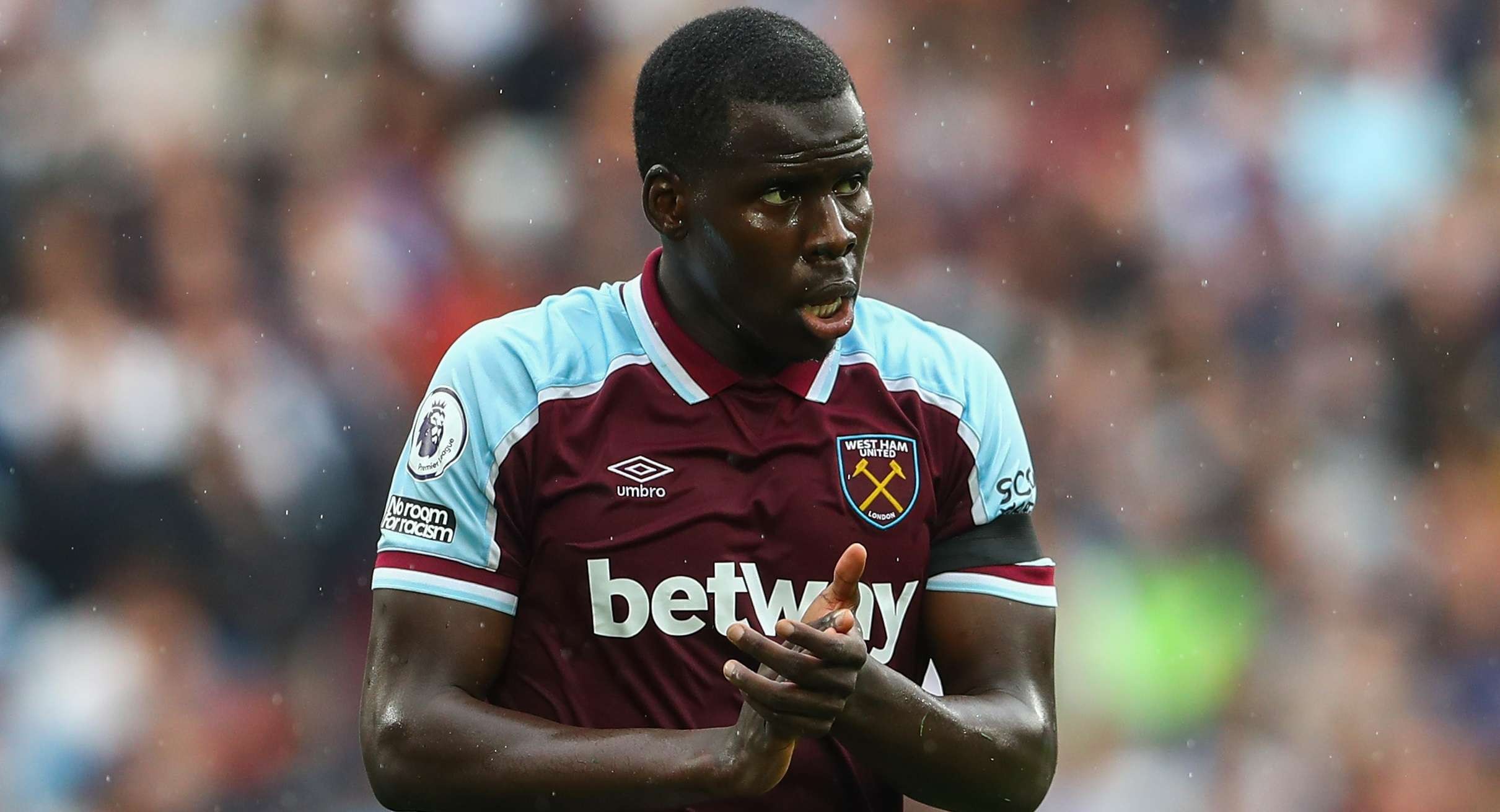 Kurt Zouma tetap dipertahankan oleh West Ham meski desakan pemecatannya cukup kuat. (Foto: Twitter/@KurtZouma)