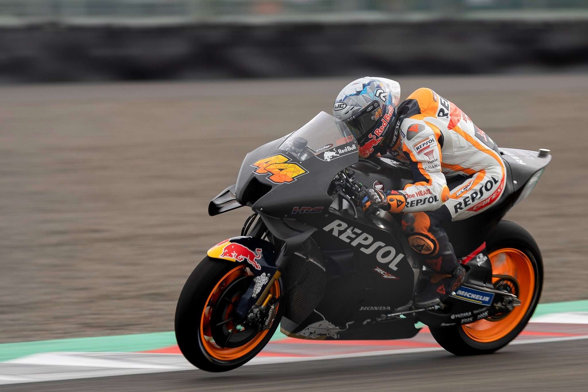 Pembalap Repsol Honda Pol Espargaro tercepat hari ketiga tes Mandalika. (Foto: Reuters)