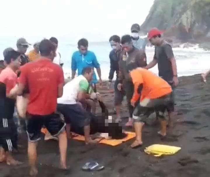 Proses evakuasi jenazah korban ritual berujung maut di Pantai Payangan (Foto:Istimewa)