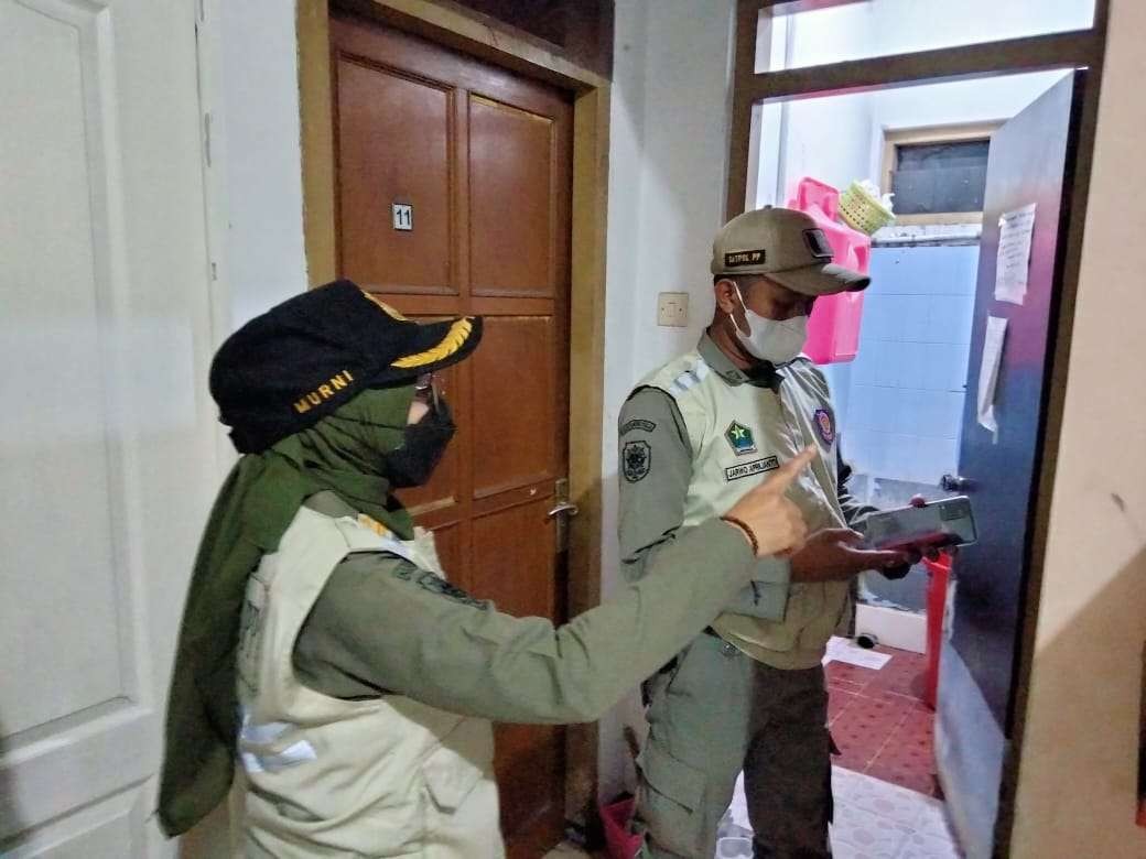 Satpol-PP Kota Malang saat melakukan penggerebekan kos-kosan. (Foto: Istimewa)