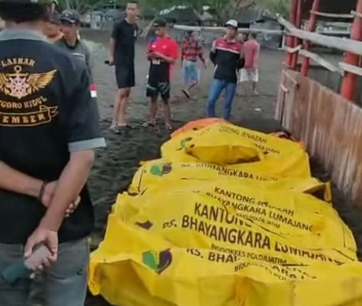 Sejumlah kantong jenazah korban ritual yang meninggal diterjang ombak (Foto: Istimewa)