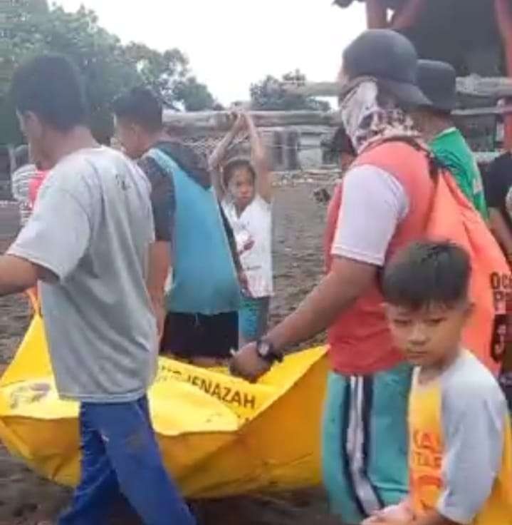 Proses evakuasi jenazah korban ritual berujung maut di Jember (Foto: Istimewa)