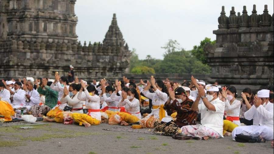 Umat Hindu tengah melakukan sembahyang bersama sebagai bagian upacara Angayubagia di depan Candi Siwa, Prambanan, Jumat 11 Februari 2022. (Foto: Kemenag)