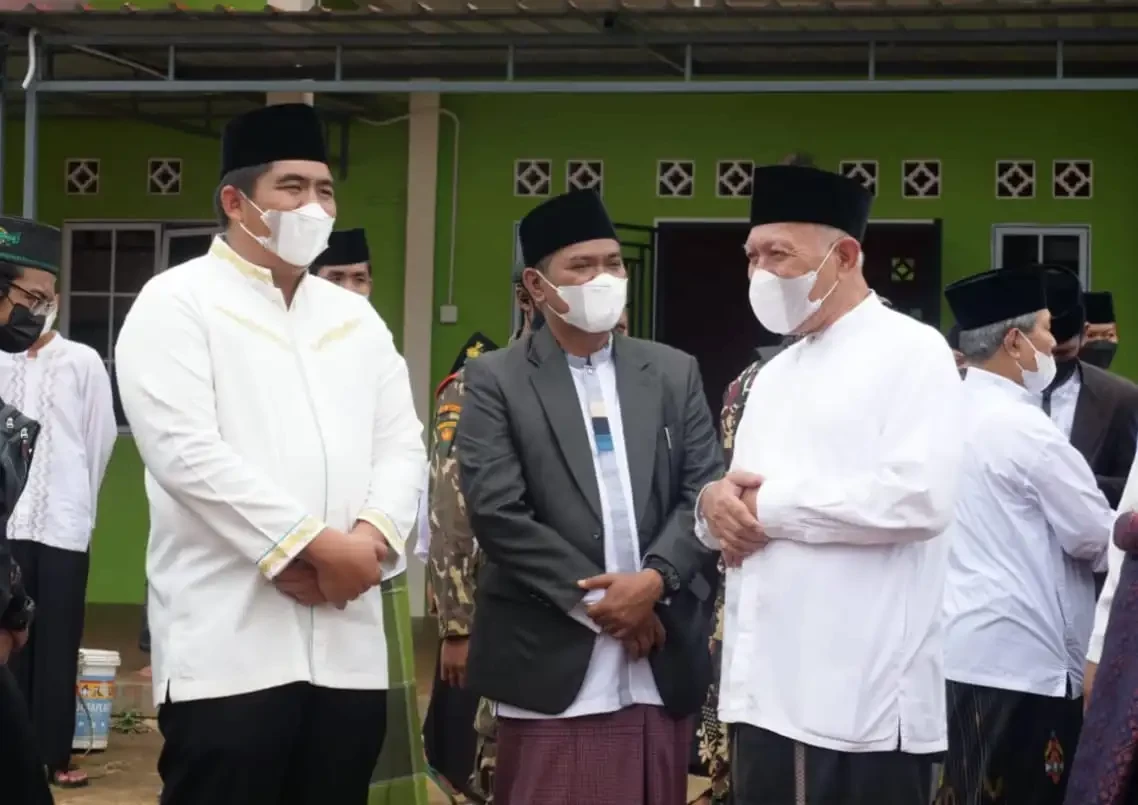 Plt. Bupati Bintan kagum atas kemampuan bahasa para santri di Pesantren Madani Tebuireng XIV Bintan. Tampak, Pengasuh Pesantren Tebuireng KH Abdul Hakim Mahfudz bersama Plt. Bupati Bintan Roby Kurniawan. (Foto: Istimewa)