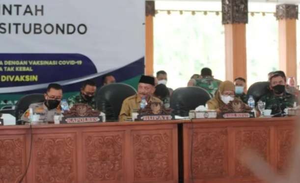 Bupati Situbondo sekaligus Ketua Satgas Covid-19, Karna Suswandi mengimbau masyarakat disiplin prokes untuk mencegah peningkatan kasus Covid-19. (foto: guido/ngopibareng.id)) )