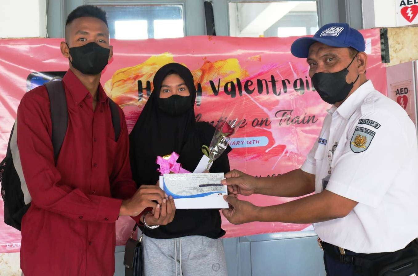 Petugas KAI memberikan voucher kepada penumpang Kereta Api (Foto: Istimewa)