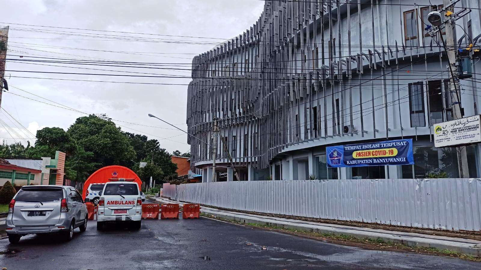 Gedung Dormitory Atlet di Jl. Gajah Mada Banyuwangi saat ini difungsikan sebagai tempat isolasi terpusat pasien covid-19 Banyuwangi (foto: Muh Hujaini/Ngopibareng.id)