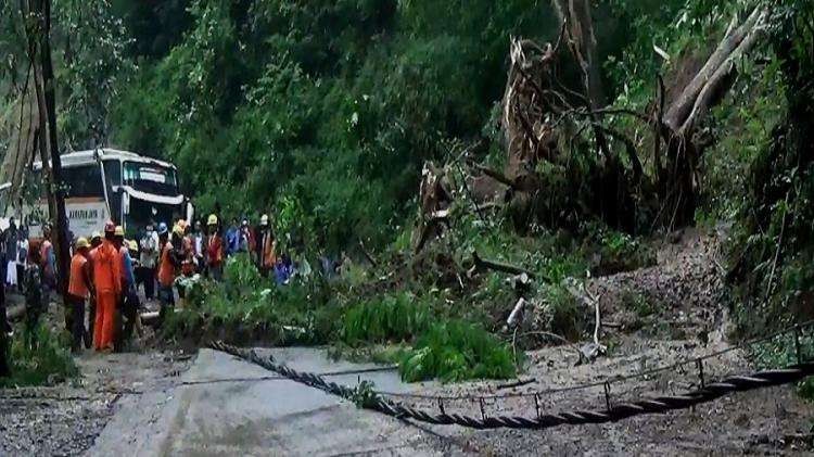 Longsor terjadi di jalur Trenggalek-Ponorogo. (Foto: Istimewa)