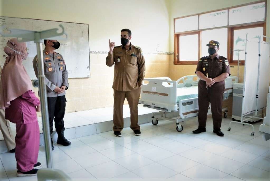 Walikota Habib Hadi Zainal Abidin dan anggota forum koordinasi pimpinan daerah (forkopimda) meninjau tempat isolasi terpadu, Rumah Sehat As-Syifa. (Foto: Ikhsan Mahmudi/Ngopibareng.id)