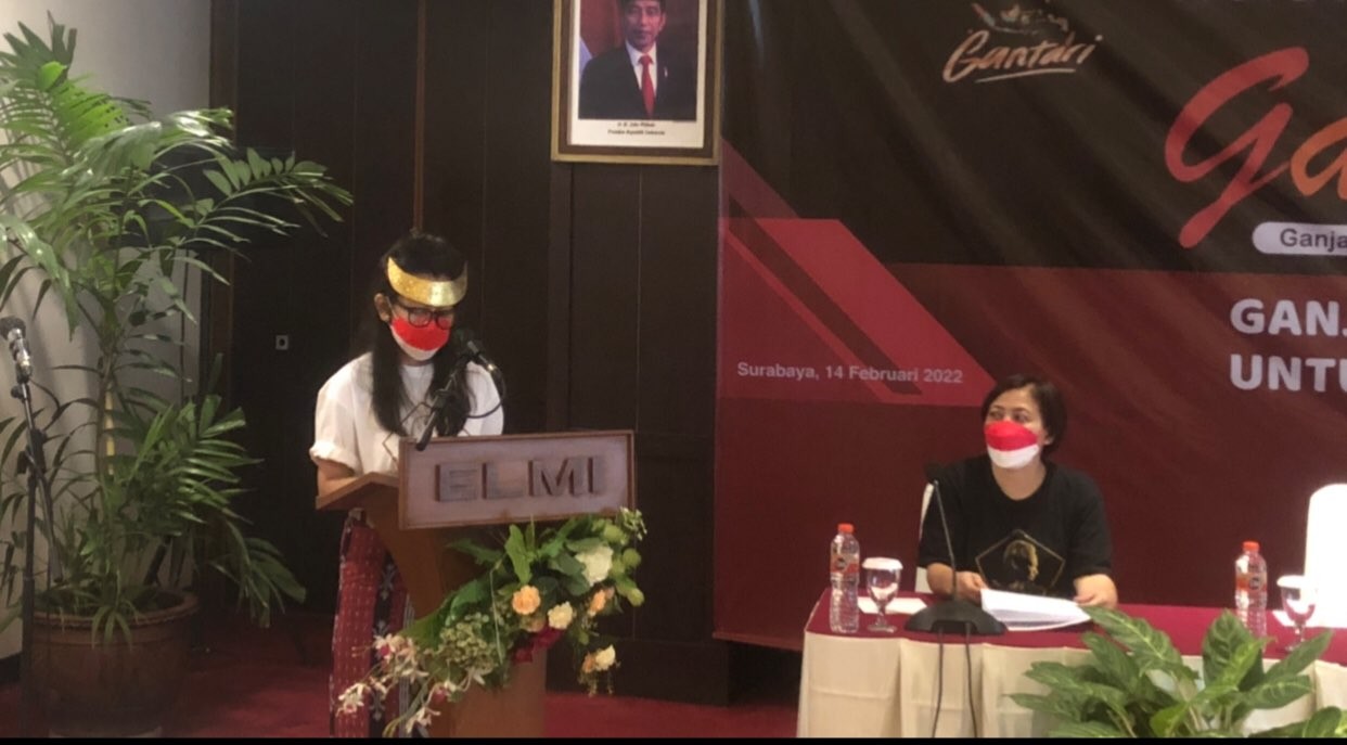 Ketua Umum Gantari, Dini Puji Hardianti, saat membaca sambutan deklarasi dukungan untuk Ganjar Pranowo agar maju Pilpres 2024 (Foto: Andhi Dwi/Ngopibareng.id)