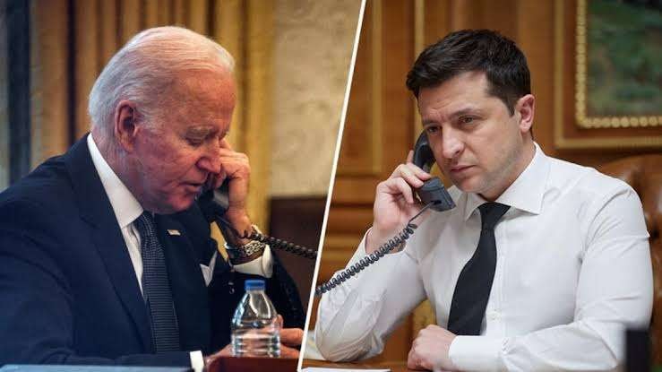 Presiden AS Joe Biden berbincang dengan Presiden Ukraina Volodymyr Zelensky. (Foto: AFP)