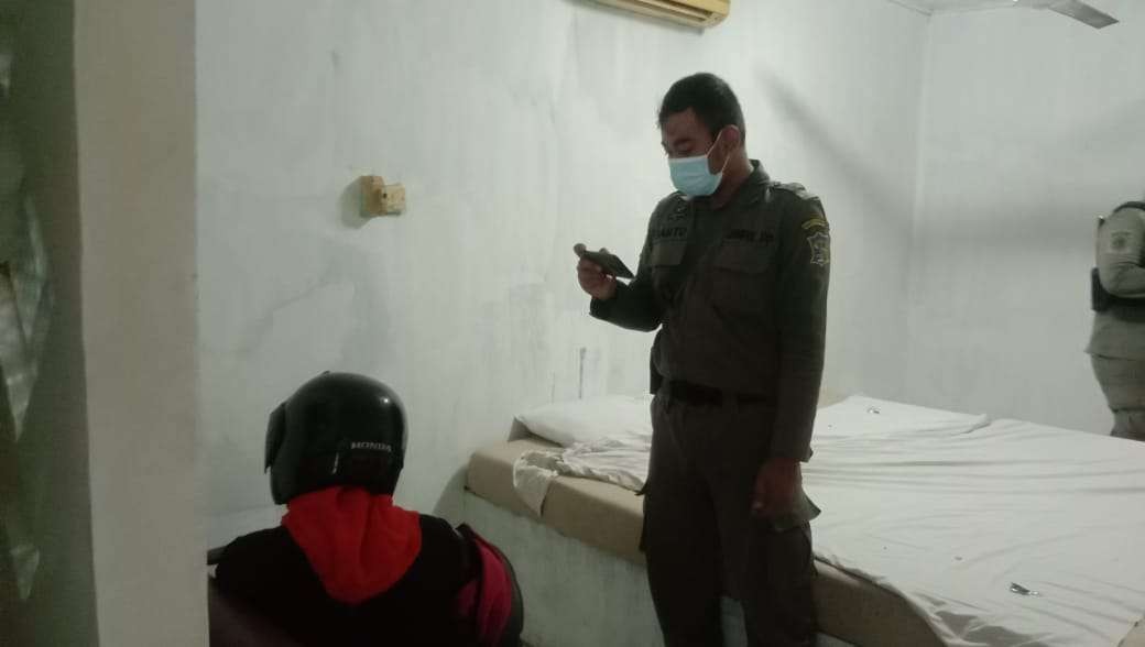 Petugas Satpol PP Surabaya melakukan razia terhadap pengunjung hotel di peringatan Hari Valentine, Senin 14 Februari 2022.