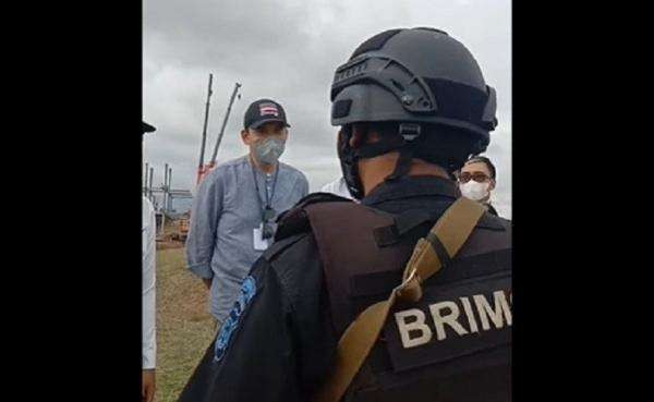 Brimob profesional, tegur Tuan Guru Bajang karena berada di kawasan terlarang Sirkuit Mandalika. (Foto: Facebook)