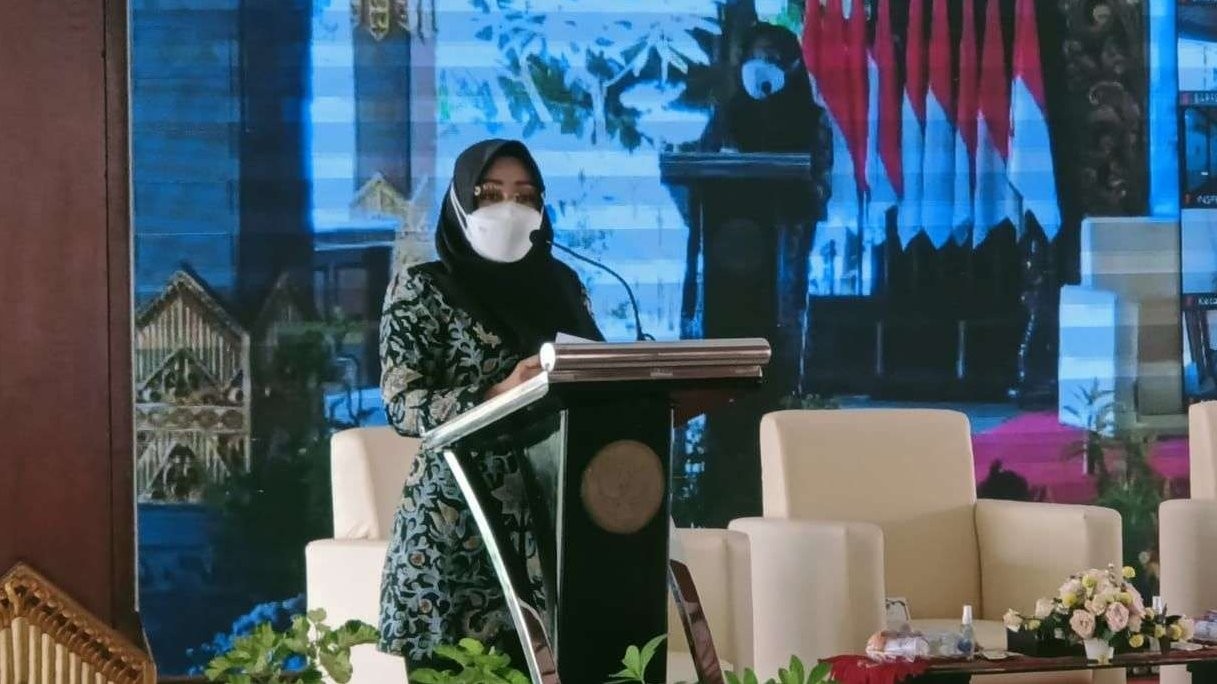 Bupati Mojokerto Ikfina Fahmawati saat menyampaikan sambutan dalam  diskusi Forum Konsultasi Publik Rancangan Awal Rencana Kerja Pemerintah Daerah (RKPD) 2023 Kabupaten Mojokerto, di Pendapa Graha Majatama Kabupaten Mojokerto. (Foto: Istimewa)