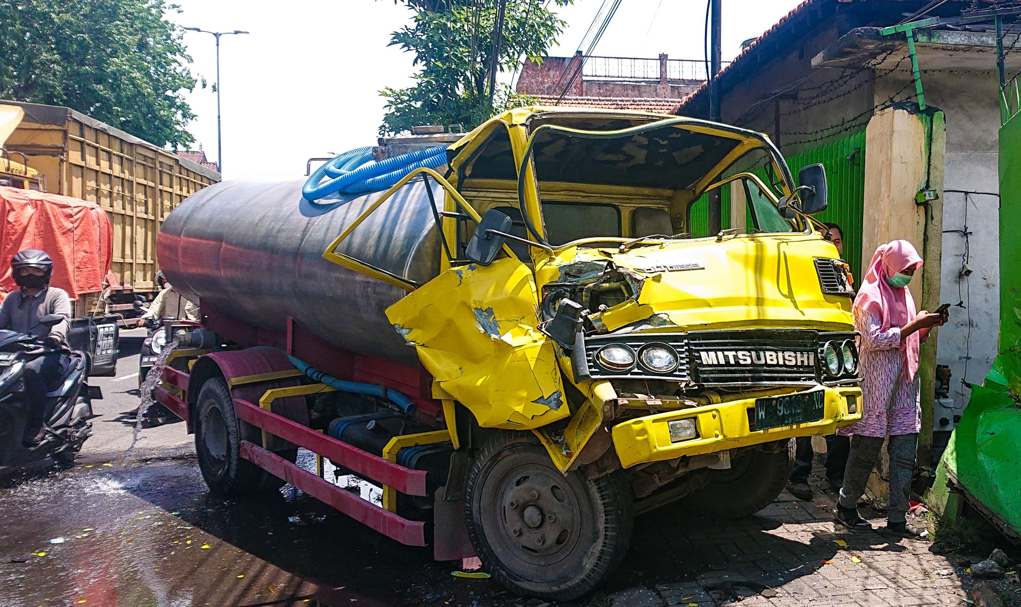 Truk tangki air menabrak pintu gudang PT. Pusaka. (Foto: Aini Arifin/Ngopibareng.id)