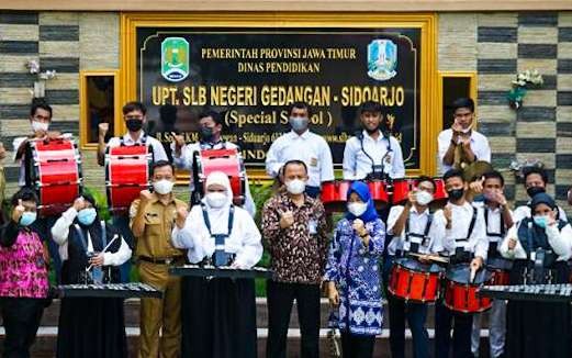 Foto bersama angkasa pura dengan ABK SLB Gedangan usai penyerahan bantuan (Foto: Istimewa)