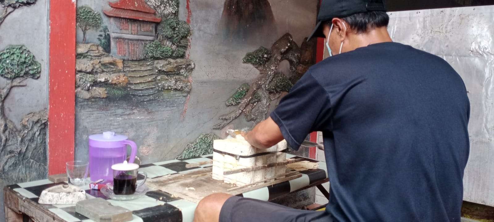 Salah satu produsen tempe di Kampung Sanan, Kota Malang (Foto: Lalu Theo/ngopibareng.id)