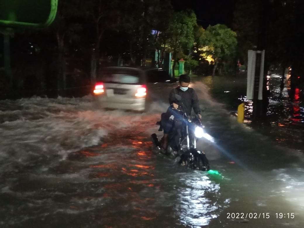 Genangan air sekitar 40 centimeter di Jalan Patimura Kota Bojonegoro, akibat jujan deras, Selasa, 15 Februari 2022. (Foto: Sujatmiko/ngopibareng.id)