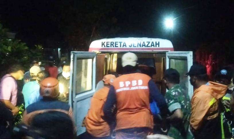 Jenazah korban dibawa ke RSUD Genteng setelah dievakuasi dari sungai (foto:istimewa)