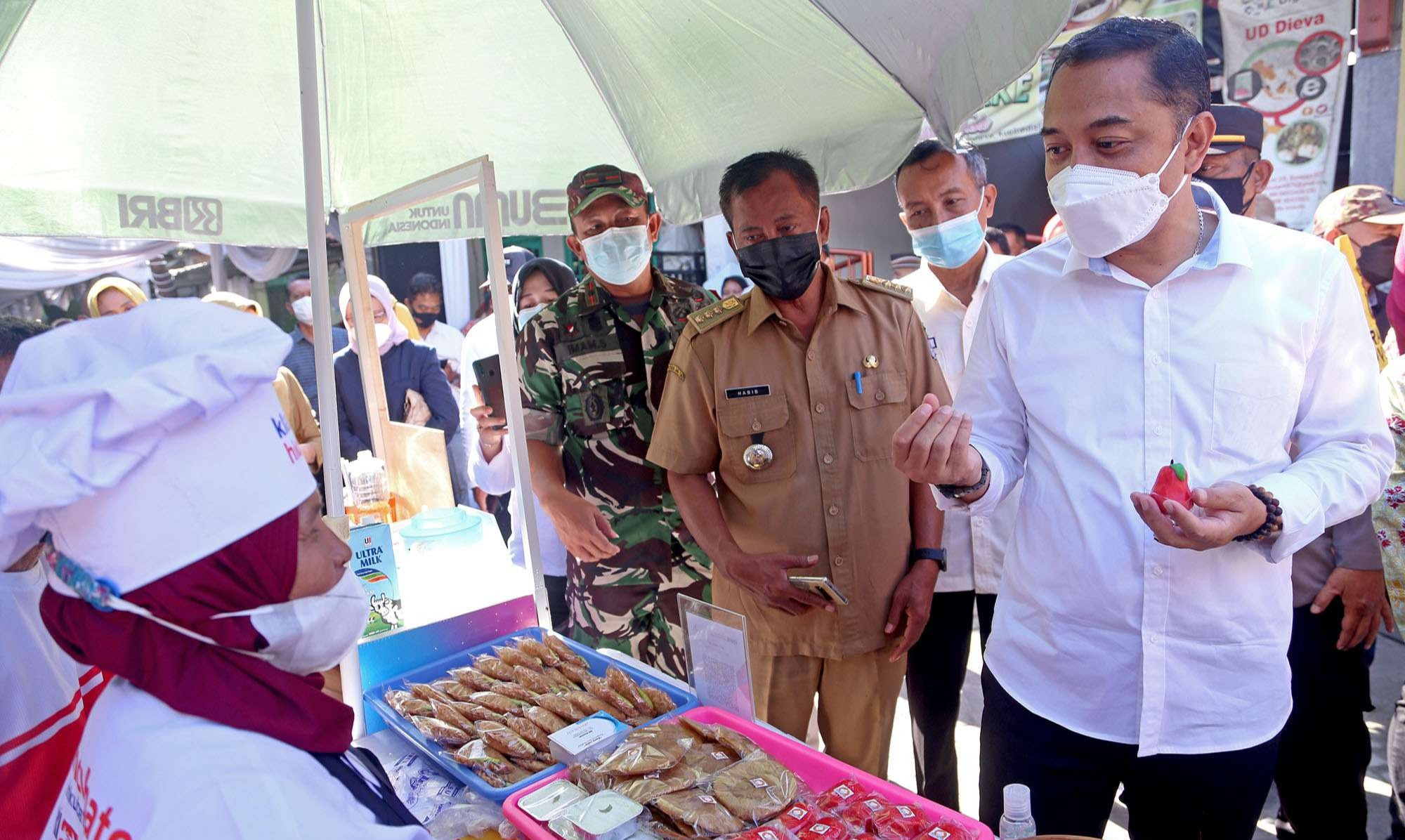 Walikota Surabaya, Eri Cahyadi, meresmikan Kampung Kue Rungkut. (Foto: Istimewa)